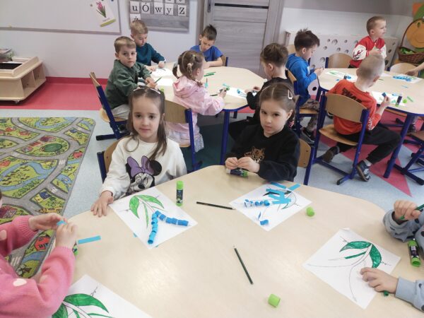 Dziewczynki kolorują flamastrami listki szafirka