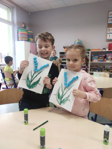 Przedszkolaki prezentują swoje prace