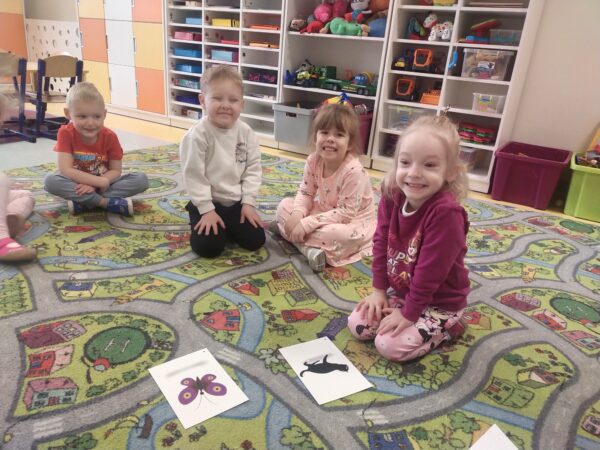 Kajtek rozpoznał i nazwał motyla w języku angielskim, a Karolinka kotka