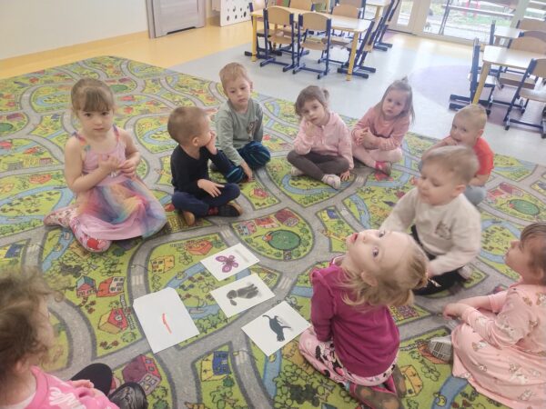 Przedszkolaki powtarzają nazwę królika w języku angielskim