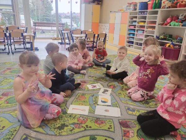 Ola dostrzegła przez dziurkę od klucza szczoteczkę do zębów