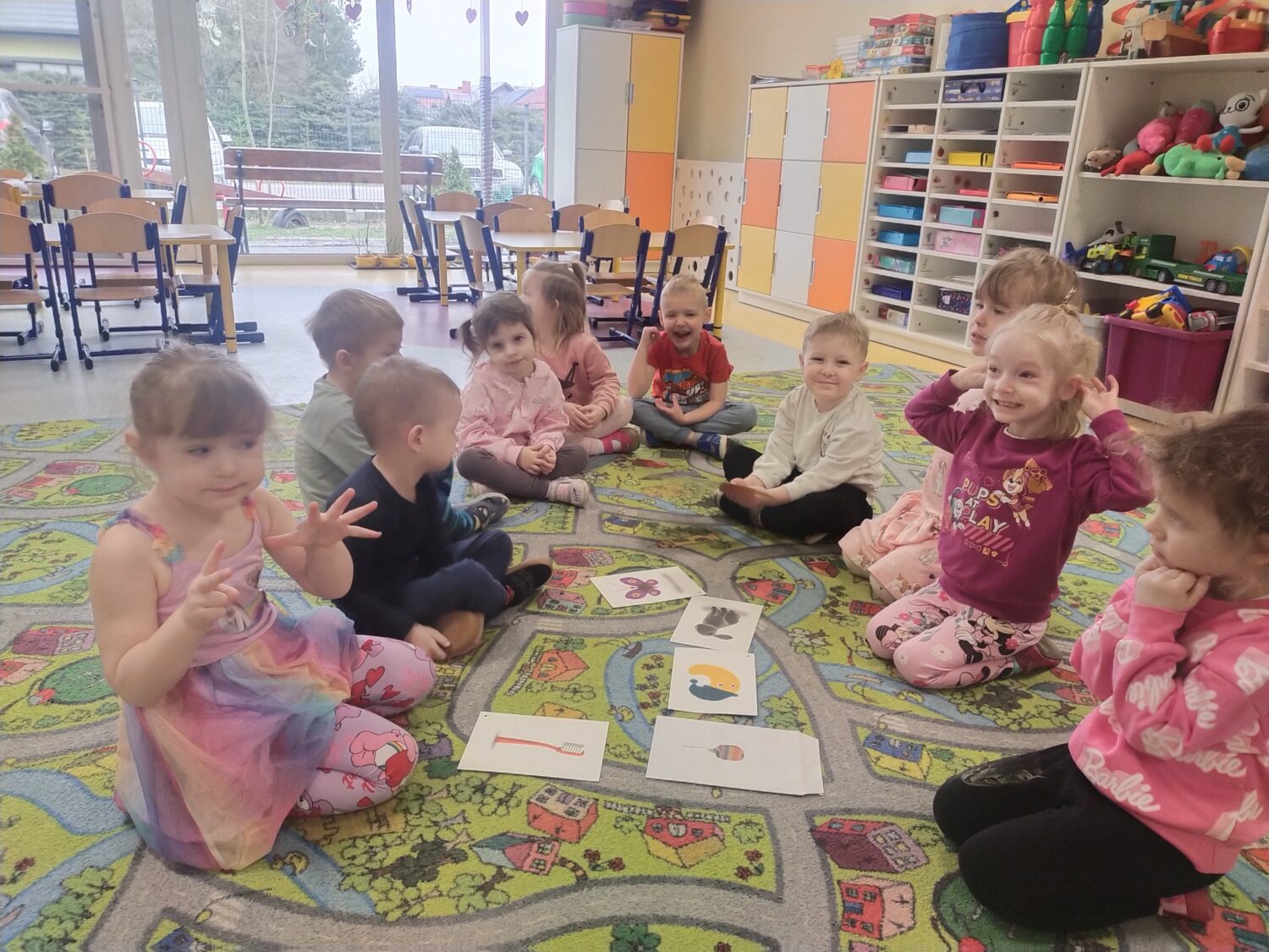 Ola dostrzegła przez dziurkę od klucza szczoteczkę do zębów