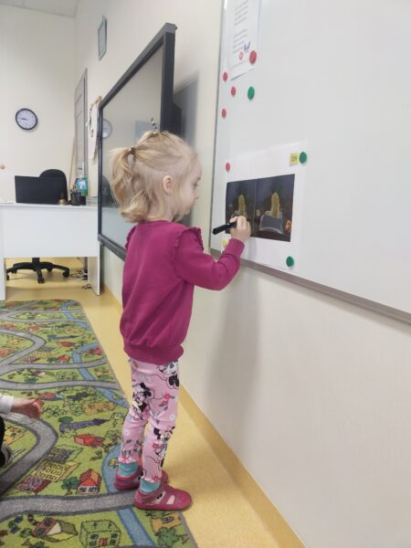 Karolinka wskazała pierwszą różnicę w obrazkach z żuczkiem Tick Tock