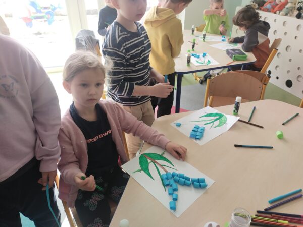 Kamilka prezentuje swoją pracę plastyczną