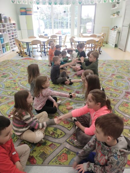 Pytamy w parach o imię i się przedstawiamy