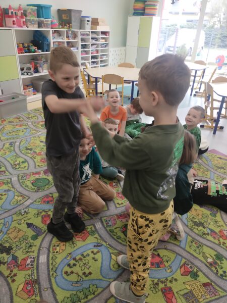 Tymon i Olek podają sobie ręce mówiąc: "Nice to meet you"