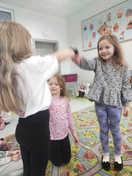 Dziewczynki prezentują poznane frazy na forum grupy