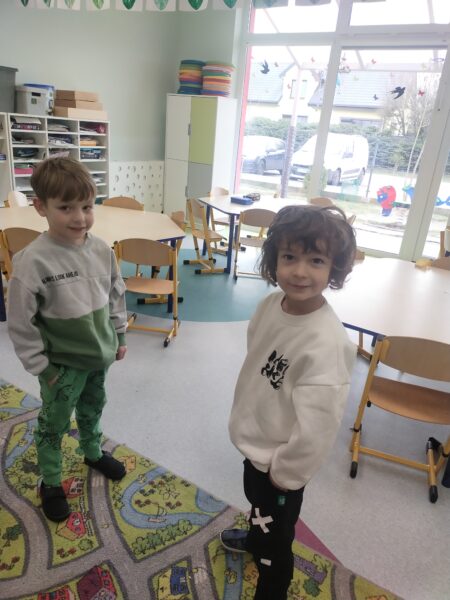 Ignaś i Igor przedstawiają się w języku angielskim