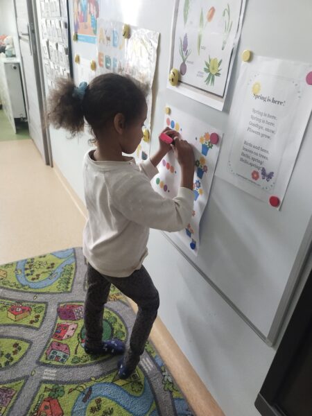 Nastusia prawidłowo łączy kolory z kolejnym bukietem