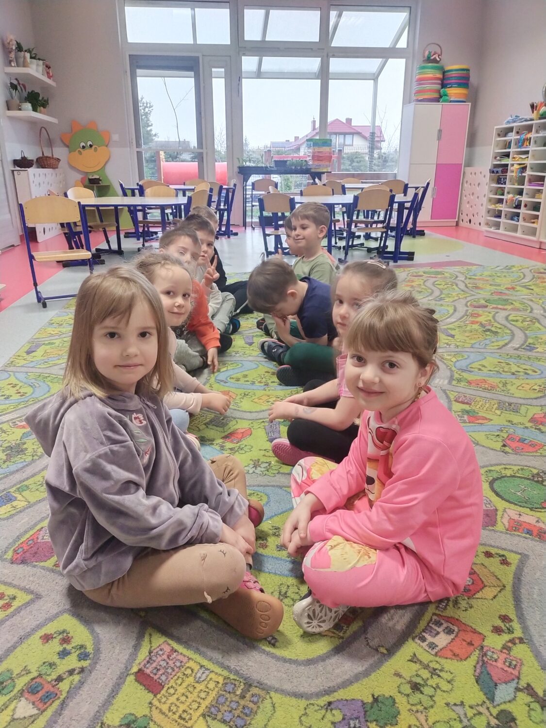 Jeżyki ćwiczą w parach umiejętność przedstawiania się w języku angielskim