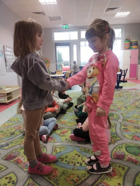 Emilka i Nikola powtarzają frazę: "Nice to meet you"