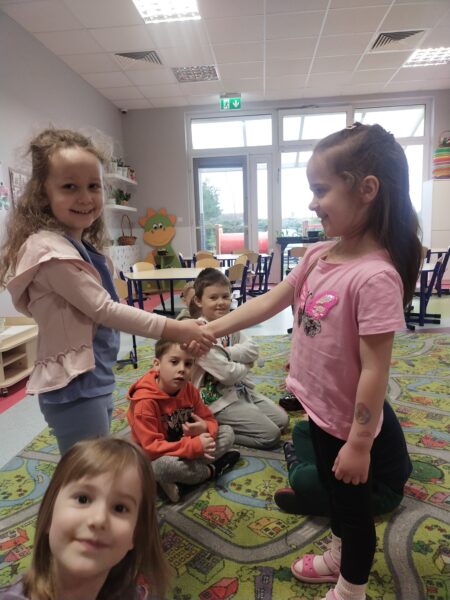 Eliza i Nina witają się w języku angielskim