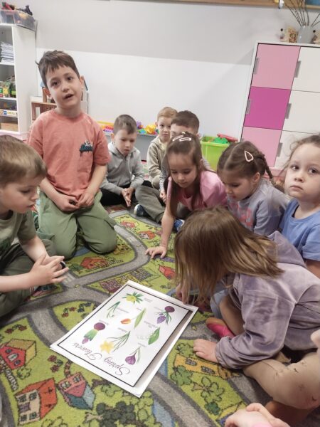 Przedszkolaki poznają nazwy wiosennych kwiatów w języku angielskim