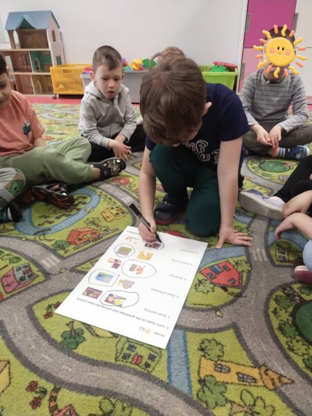 Szymon wskazuje który obrazek pasuje do wyrażenia "Good night"