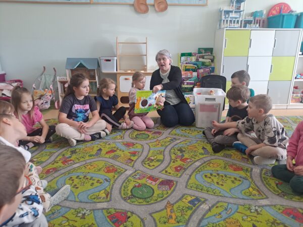 Zajęcia czytelnicze pt.: „Inne, dziwne, śmieszne – zabawy z nietypowymi książkami”