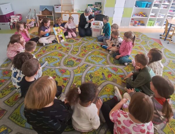 Zajęcia czytelnicze pt.: „Inne, dziwne, śmieszne – zabawy z nietypowymi książkami”