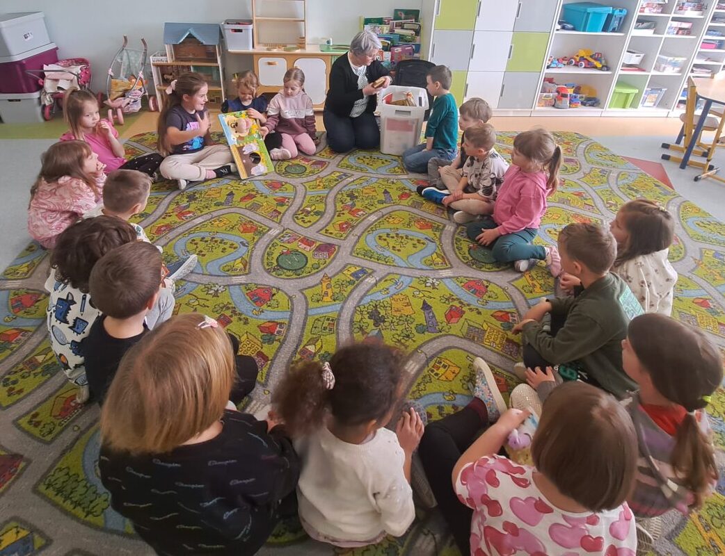 Zajęcia czytelnicze pt.: „Inne, dziwne, śmieszne – zabawy z nietypowymi książkami”