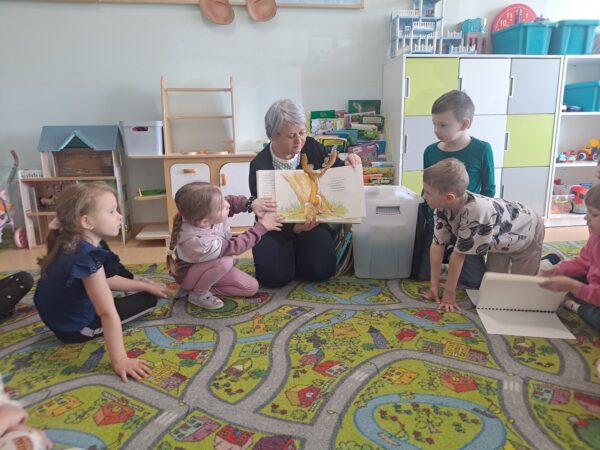 Zajęcia czytelnicze pt.: „Inne, dziwne, śmieszne – zabawy z nietypowymi książkami”