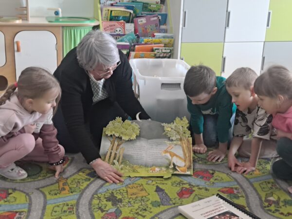 Zajęcia czytelnicze pt.: „Inne, dziwne, śmieszne – zabawy z nietypowymi książkami”