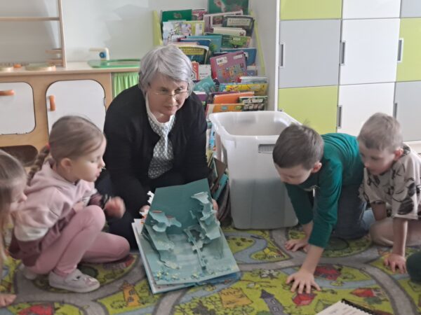 Zajęcia czytelnicze pt.: „Inne, dziwne, śmieszne – zabawy z nietypowymi książkami”