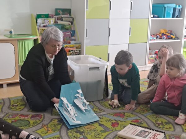 Zajęcia czytelnicze pt.: „Inne, dziwne, śmieszne – zabawy z nietypowymi książkami”