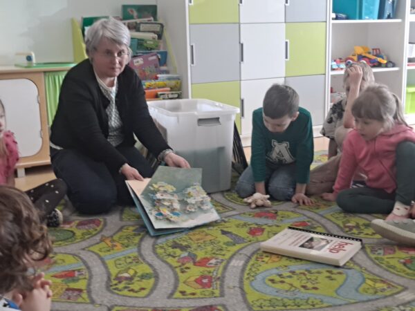 Zajęcia czytelnicze pt.: „Inne, dziwne, śmieszne – zabawy z nietypowymi książkami”