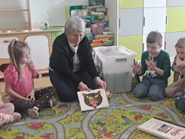 Zajęcia czytelnicze pt.: „Inne, dziwne, śmieszne – zabawy z nietypowymi książkami”