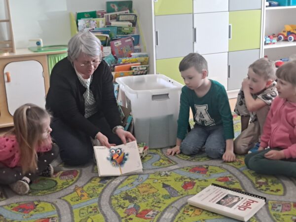 Zajęcia czytelnicze pt.: „Inne, dziwne, śmieszne – zabawy z nietypowymi książkami”