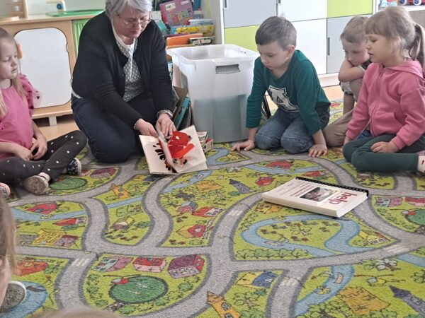 Zajęcia czytelnicze pt.: „Inne, dziwne, śmieszne – zabawy z nietypowymi książkami”