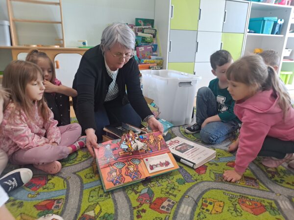 Zajęcia czytelnicze pt.: „Inne, dziwne, śmieszne – zabawy z nietypowymi książkami”