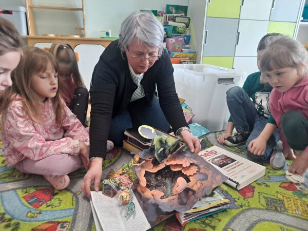 Zajęcia czytelnicze pt.: „Inne, dziwne, śmieszne – zabawy z nietypowymi książkami”