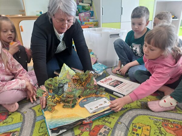 Zajęcia czytelnicze pt.: „Inne, dziwne, śmieszne – zabawy z nietypowymi książkami”