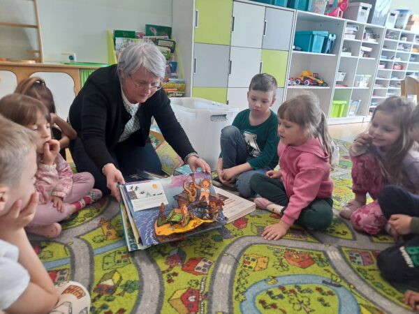 Zajęcia czytelnicze pt.: „Inne, dziwne, śmieszne – zabawy z nietypowymi książkami”