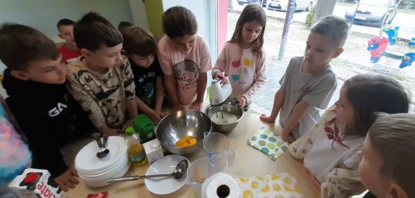 Misie z pomocą wychowawczyń robią gofry.