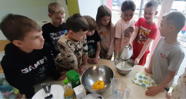 Misie z pomocą wychowawczyń robią gofry.