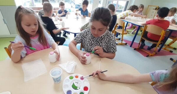 Misie biorą udział w warsztatach wielkanocnych.