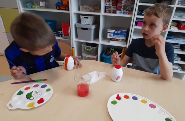 Misie biorą udział w warsztatach wielkanocnych.