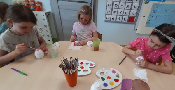 Misie biorą udział w warsztatach wielkanocnych.