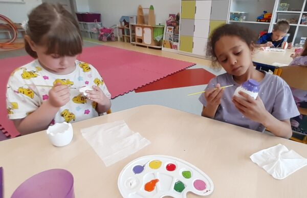 Misie biorą udział w warsztatach wielkanocnych.