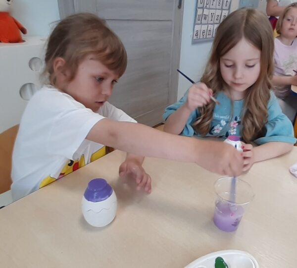 Misie biorą udział w warsztatach wielkanocnych.