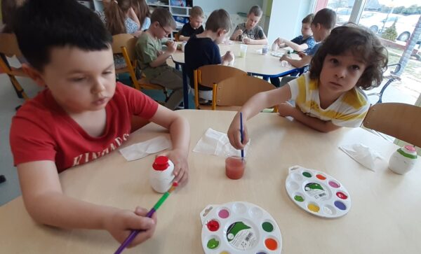 Misie biorą udział w warsztatach wielkanocnych.