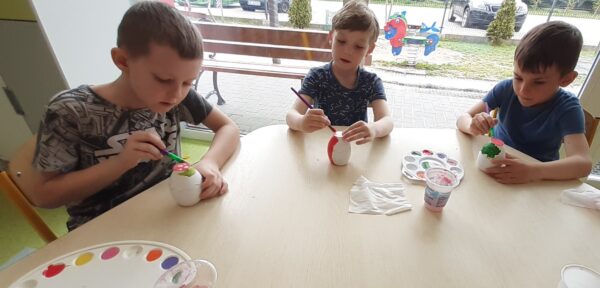 Misie biorą udział w warsztatach wielkanocnych.