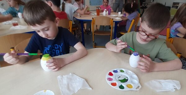 Misie biorą udział w warsztatach wielkanocnych.