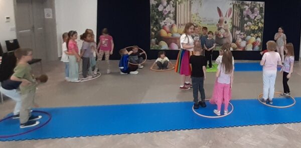 Misie biorą udział w warsztatach wielkanocnych.