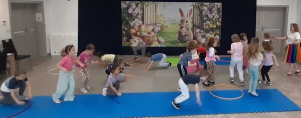 Misie biorą udział w warsztatach wielkanocnych.