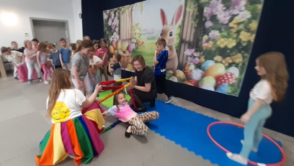 Misie biorą udział w warsztatach wielkanocnych.