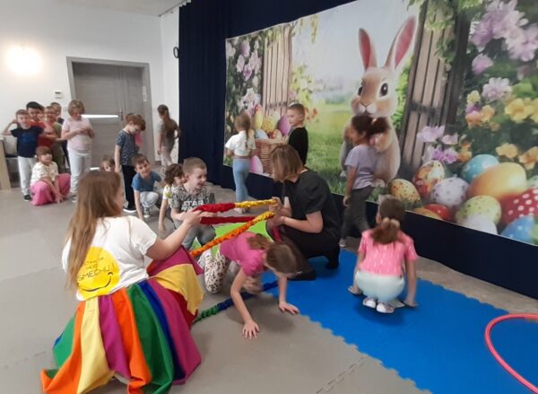 Misie biorą udział w warsztatach wielkanocnych.