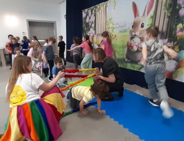 Misie biorą udział w warsztatach wielkanocnych.