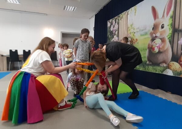 Misie biorą udział w warsztatach wielkanocnych.