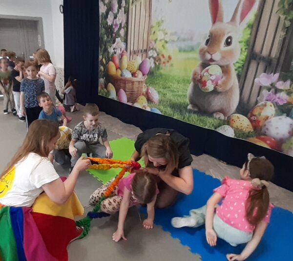 Misie biorą udział w warsztatach wielkanocnych.